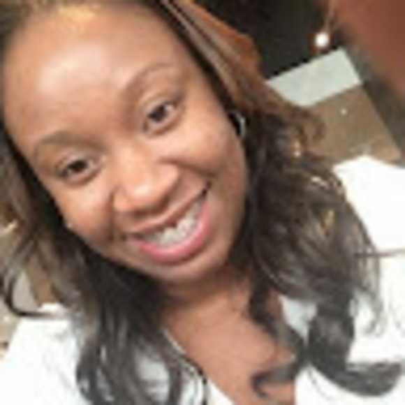 Profile Picture of Robin Jacobs (@robinjacobs996) on Poshmark