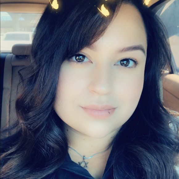 Profile Picture of Cynthia Moreno (@cynthizzle95) on Poshmark