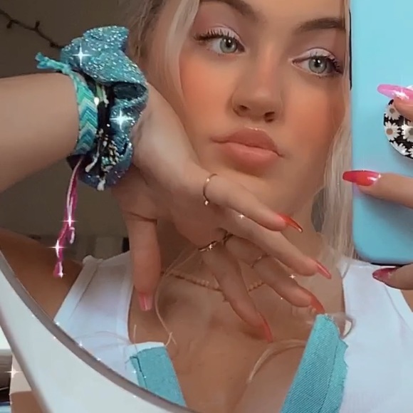 Profile Picture of Isabella Serene (@isabella_serene) on Poshmark