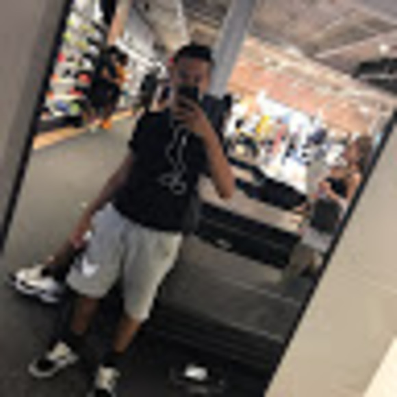 Profile Picture of Brandon Melo (@brandonmelo) on Poshmark