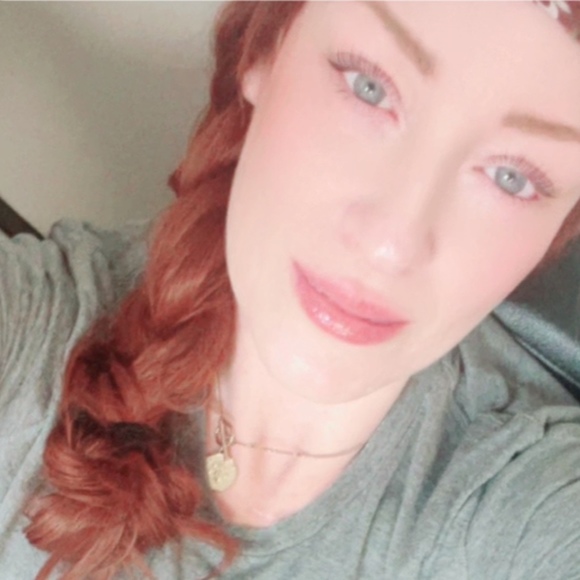 Profile Picture of Renee Fields (@reneeb0731) on Poshmark