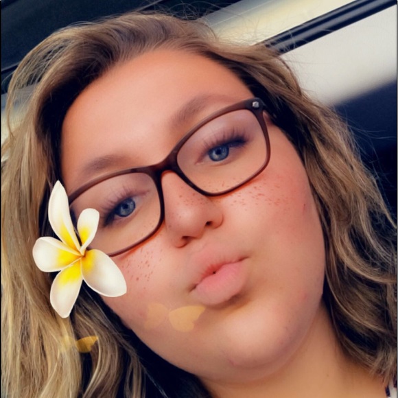 Profile Picture of Catelynn H (@cxtelynnmh) on Poshmark