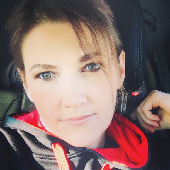 Profile Picture of Shawna Arsenault (@shawnaarsena161) on Poshmark