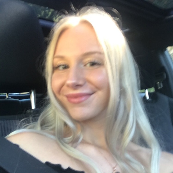 Profile Picture of Ali Wulf (@aliwulf7) on Poshmark