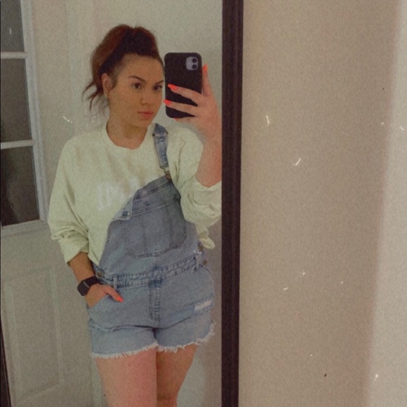 Profile Picture of Daniela Gomez (@danielagomez813) on Poshmark