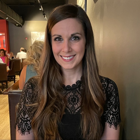 Profile Picture of Amber Leaton (@aleaton13586) on Poshmark