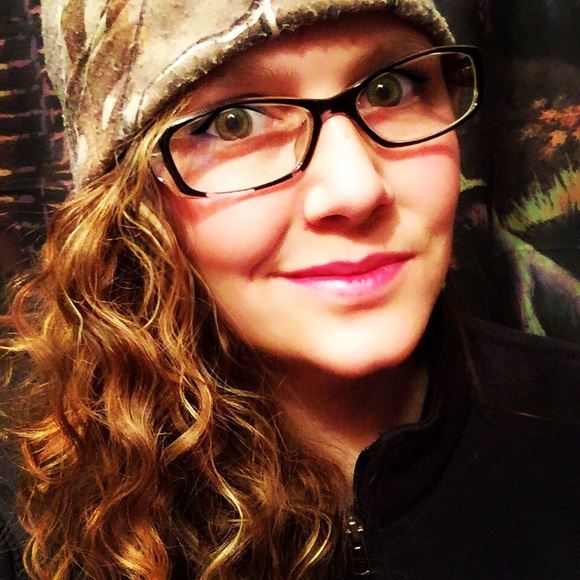 Profile Picture of Jesse Conner (@smilinjesse) on Poshmark