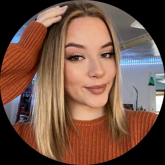 Profile Picture of Bailey Storey (@baileystorey) on Poshmark