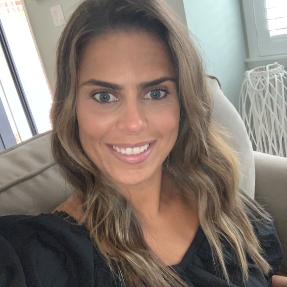 Profile Picture of Arielle Frank (@arietude) on Poshmark