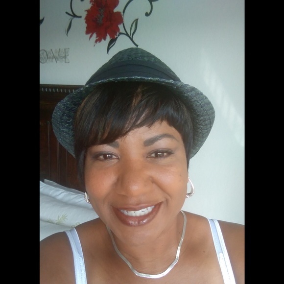 Profile Picture of Cynthia Durity (@ladyred3) on Poshmark