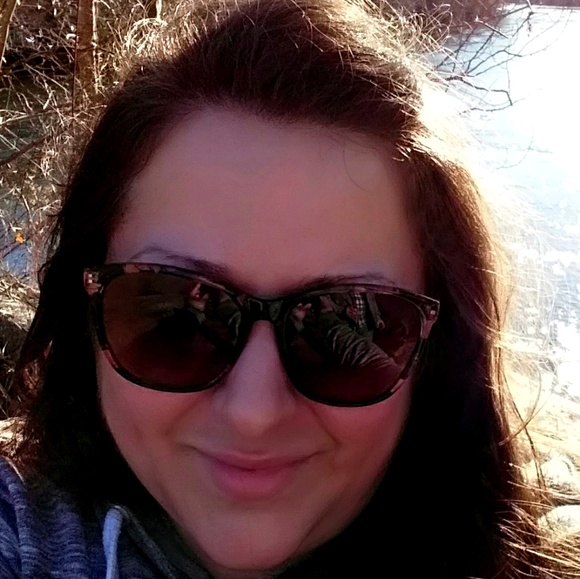 Profile Picture of Lauren Modisette (@laurenelisevera) on Poshmark