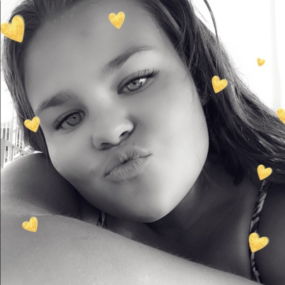 Profile Picture of Allyson Corter (@allykay2001) on Poshmark