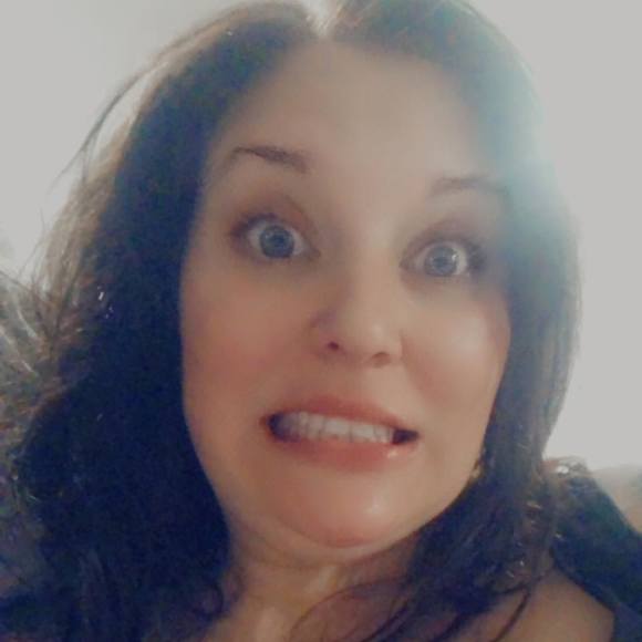 Profile Picture of Lara Thomas (@mrsthomas820) on Poshmark