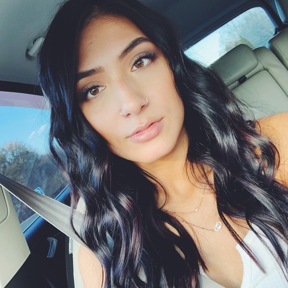 Profile Picture of Becca Buchner (@rebeccabuchner) on Poshmark