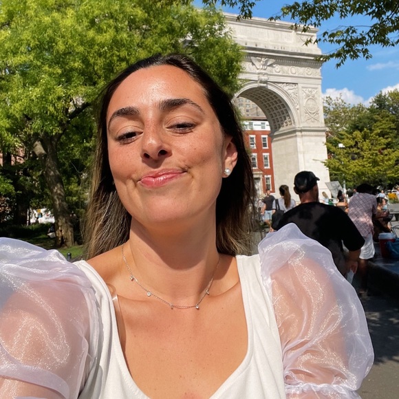 Profile Picture of Anne Dovolis (@adovo) on Poshmark