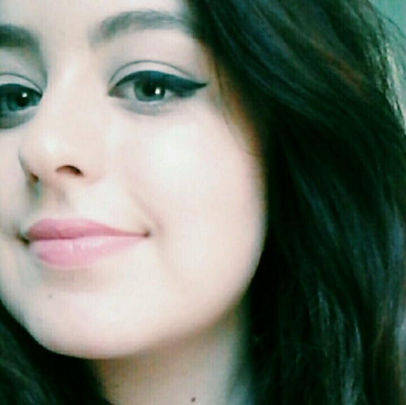 Profile Picture of Hazel Wolf (@hazelvictoria) on Poshmark