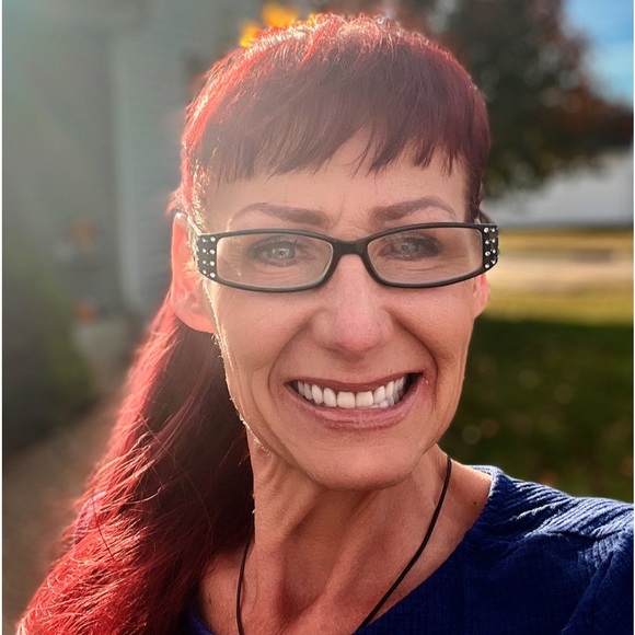 Profile Picture of Lisa Wyatt (@emwyatt1) on Poshmark