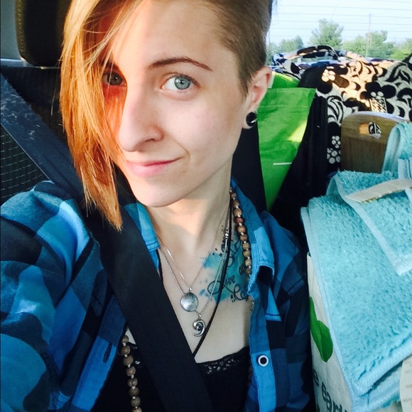 Profile Picture of Laura Grabill (@auraawakenings) on Poshmark