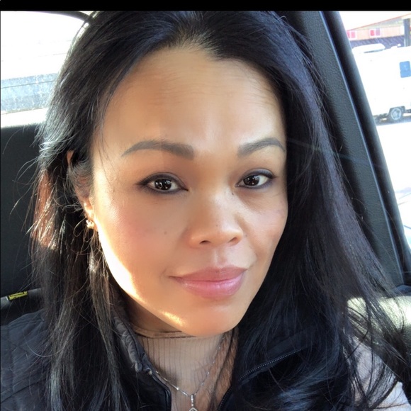 Profile Picture of Victoria Khamsouk (@vkhamsouk) on Poshmark