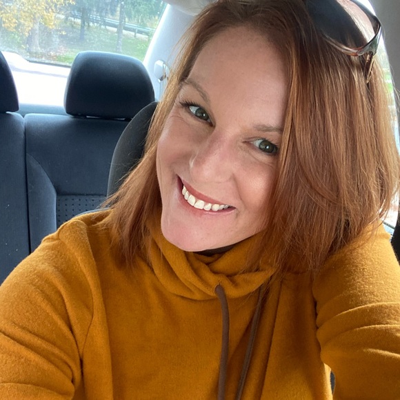 Profile Picture of Naomi Stonerock (@stonerock86) on Poshmark