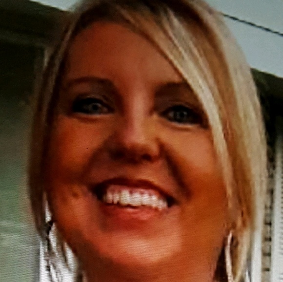 Profile Picture of Joann Rosengarten (@jrosie0915) on Poshmark