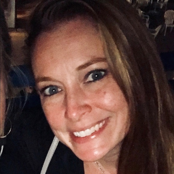 Profile Picture of April Tarafa (@alcmep) on Poshmark