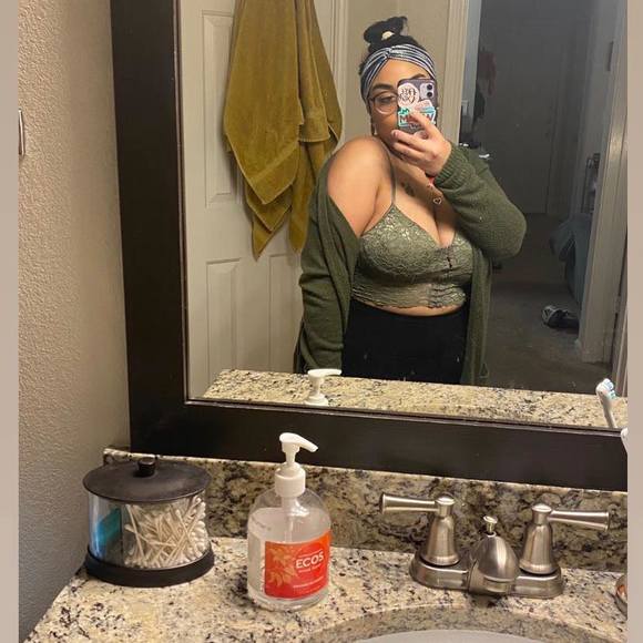 Profile Picture of Marisa Gonzalez (@moregonz) on Poshmark