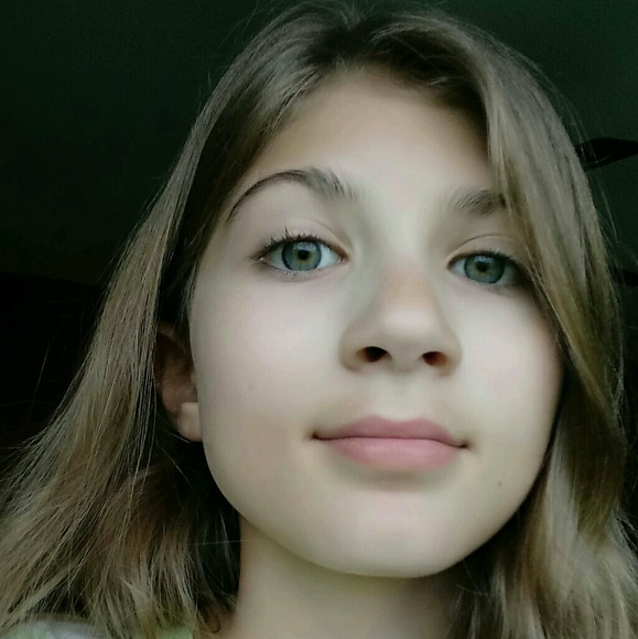 Profile Picture of Ashlynn Postelwaite (@apostelwaite) on Poshmark