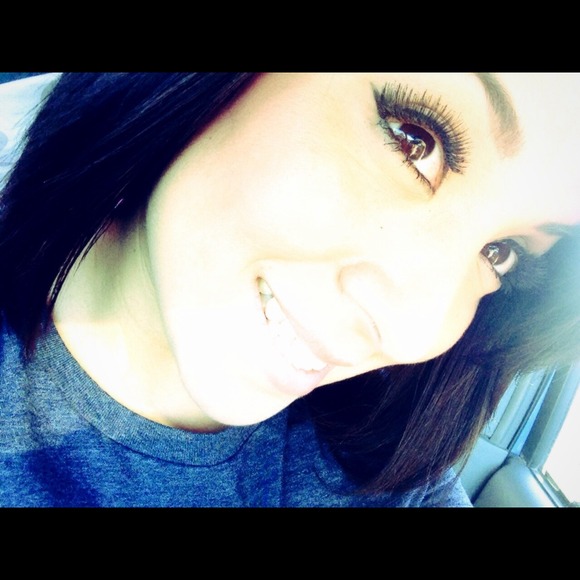 Profile Picture of Mia Onate (@x0_miaa) on Poshmark