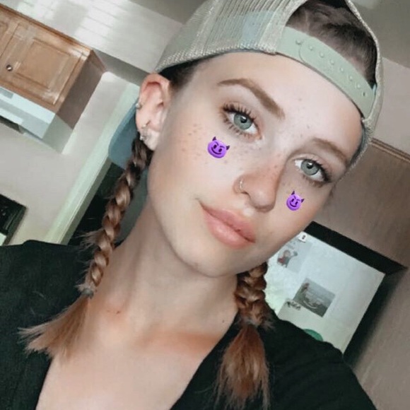 Profile Picture of Mikayla Mcboyle (@mikaylamcboyle) on Poshmark