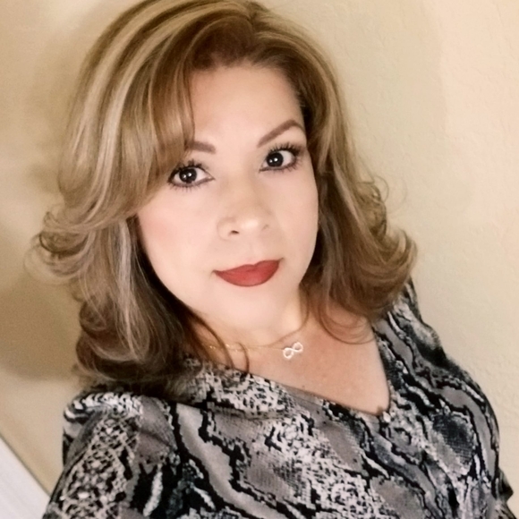 Profile Picture of Veronica Esquivel (@veronicaesqu283) on Poshmark