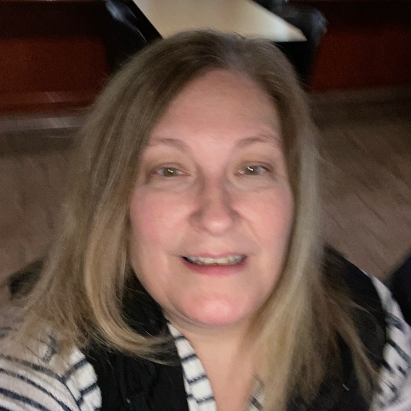 Profile Picture of Lisa Armstrong (@larmstrong1972) on Poshmark