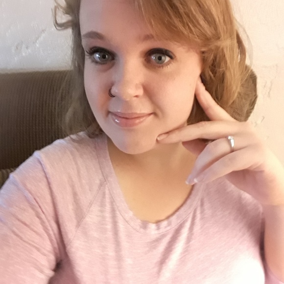 Profile Picture of Chelsie Davis (@dchelsie1993) on Poshmark