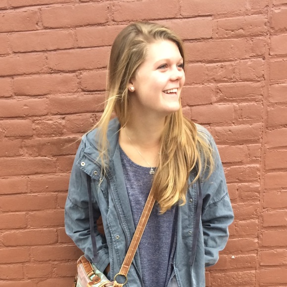 Profile Picture of Kelly Duggan (@kduggs) on Poshmark