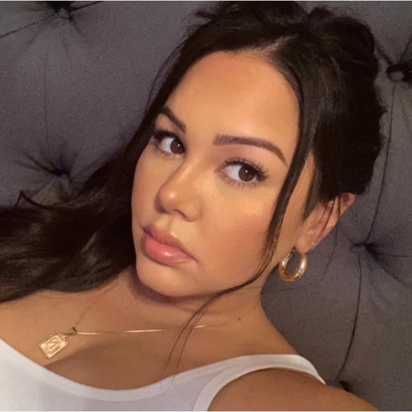 Natalie Hirokawa - Poshmark Profile Picture of Natalie Hirokawa (@nataliehirokawa) on Poshmark