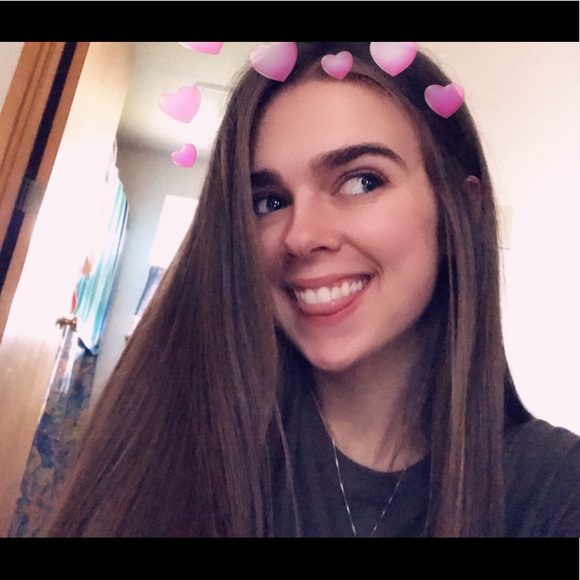 Profile Picture of Sara Schultz (@sarraaschultz) on Poshmark