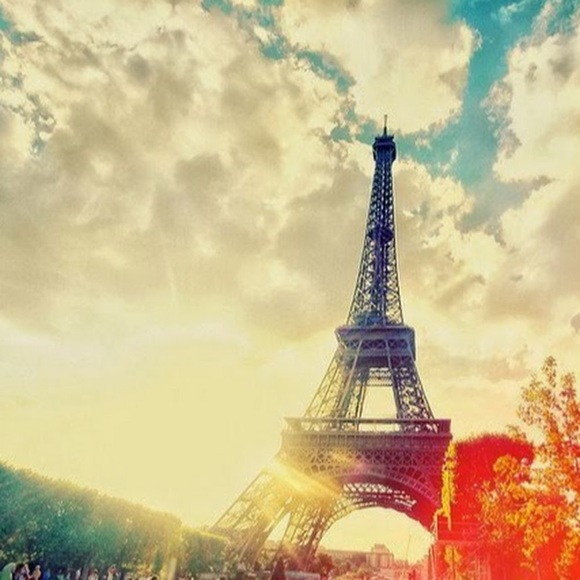 Profile Picture of Carlyann Collier (@carlyann412) on Poshmark