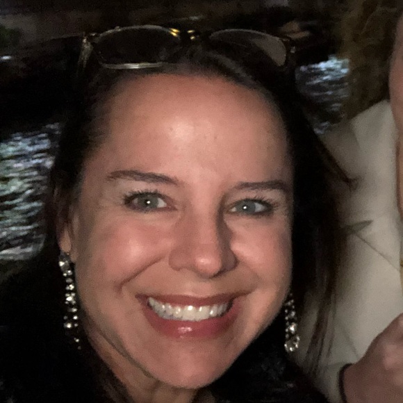 Profile Picture of Lisa Trotter (@lisadtrotter) on Poshmark