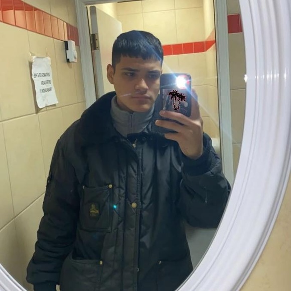 Profile Picture of Daniel Coronado (@junniior) on Poshmark