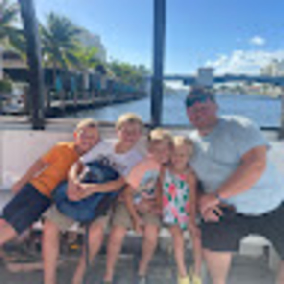 Profile Picture of Melissa Hoitsma (@melissahoitsma) on Poshmark