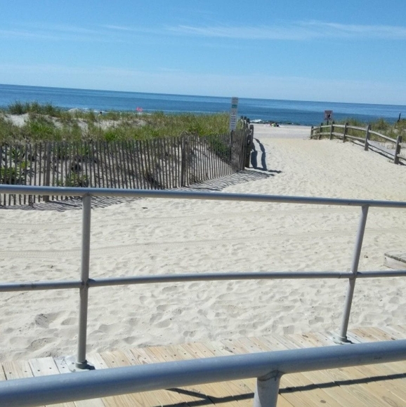 Profile Picture of Paris Baeriswyl (@paris_baeriswyl) on Poshmark