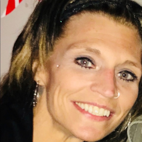 Profile Picture of Lisa Wojcik (@woj77) on Poshmark