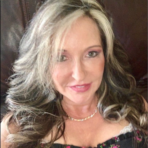 Profile Picture of April Hamilton (@aprilh5219700) on Poshmark