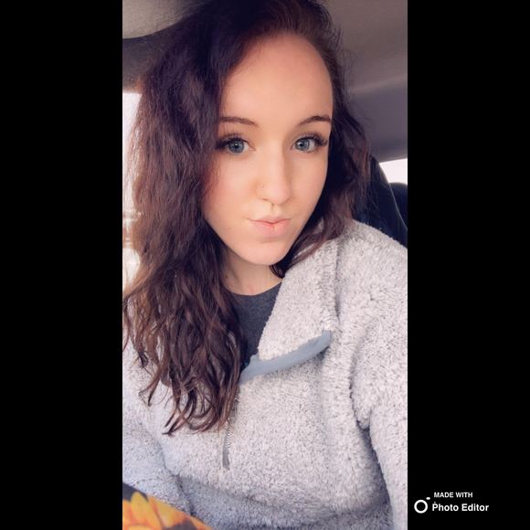 Profile Picture of Danielle Conway (@danic197) on Poshmark