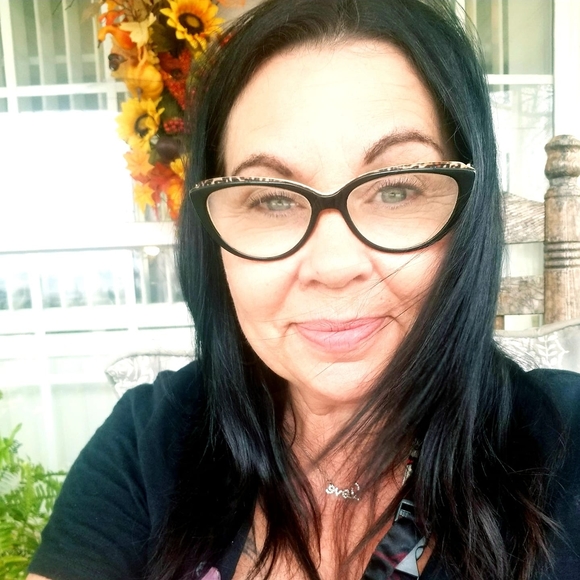 Profile Picture of Carol Locklear (@carol_locklear) on Poshmark