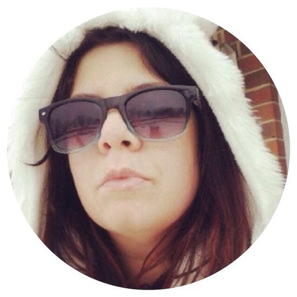 Profile Picture of Lisa Boone (@igrollerskates) on Poshmark