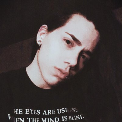 Profile Picture of Laurence Bones 🦴 (@laurencebones) on Twitter