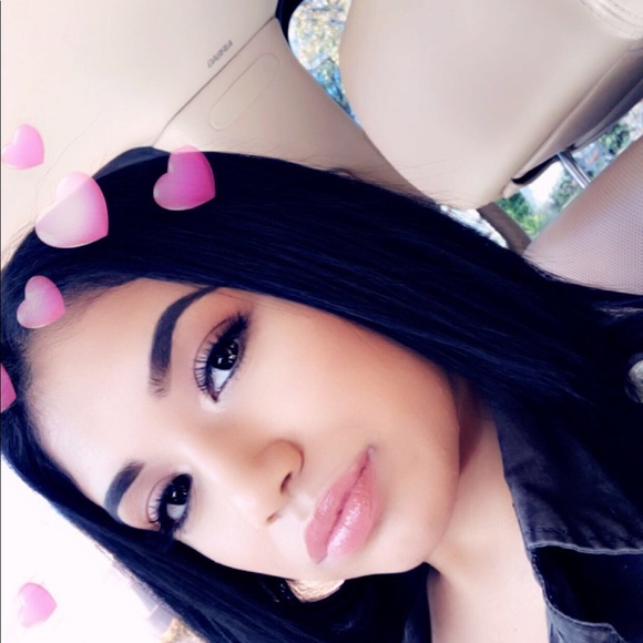 Profile Picture of Valerie Gonzalez (@vgnzlz2531) on Poshmark