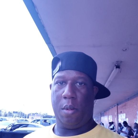 Profile Picture of Carlos Powell (@carlospowell143) on Poshmark