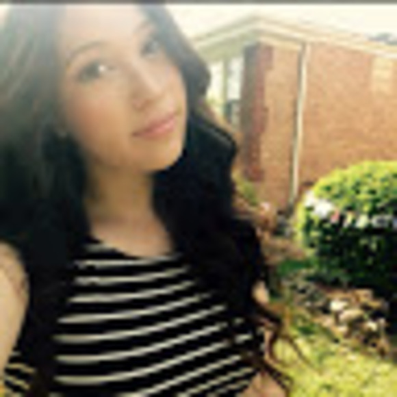 Profile Picture of Amanda Alba (@amandaalba_) on Poshmark